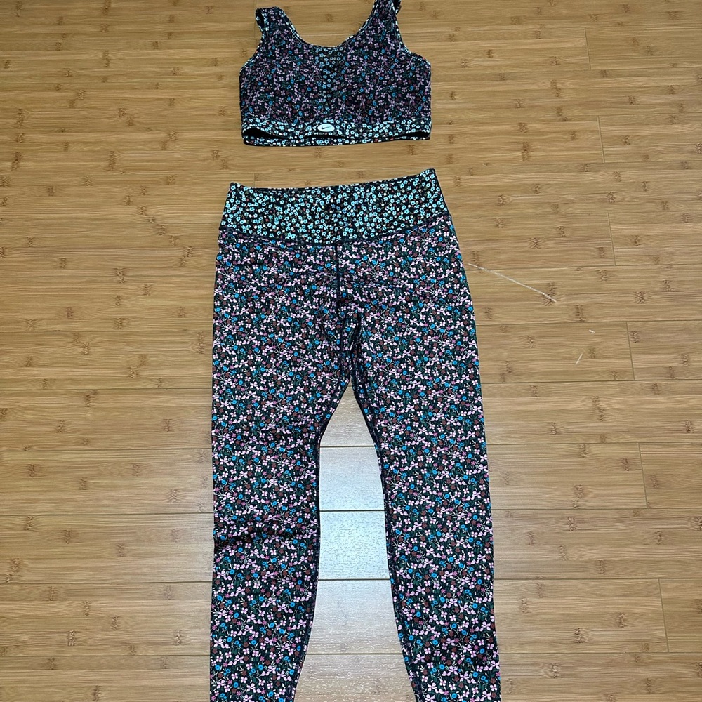 Nike sports bra and leggings Set (L) pre owned but brand new condition